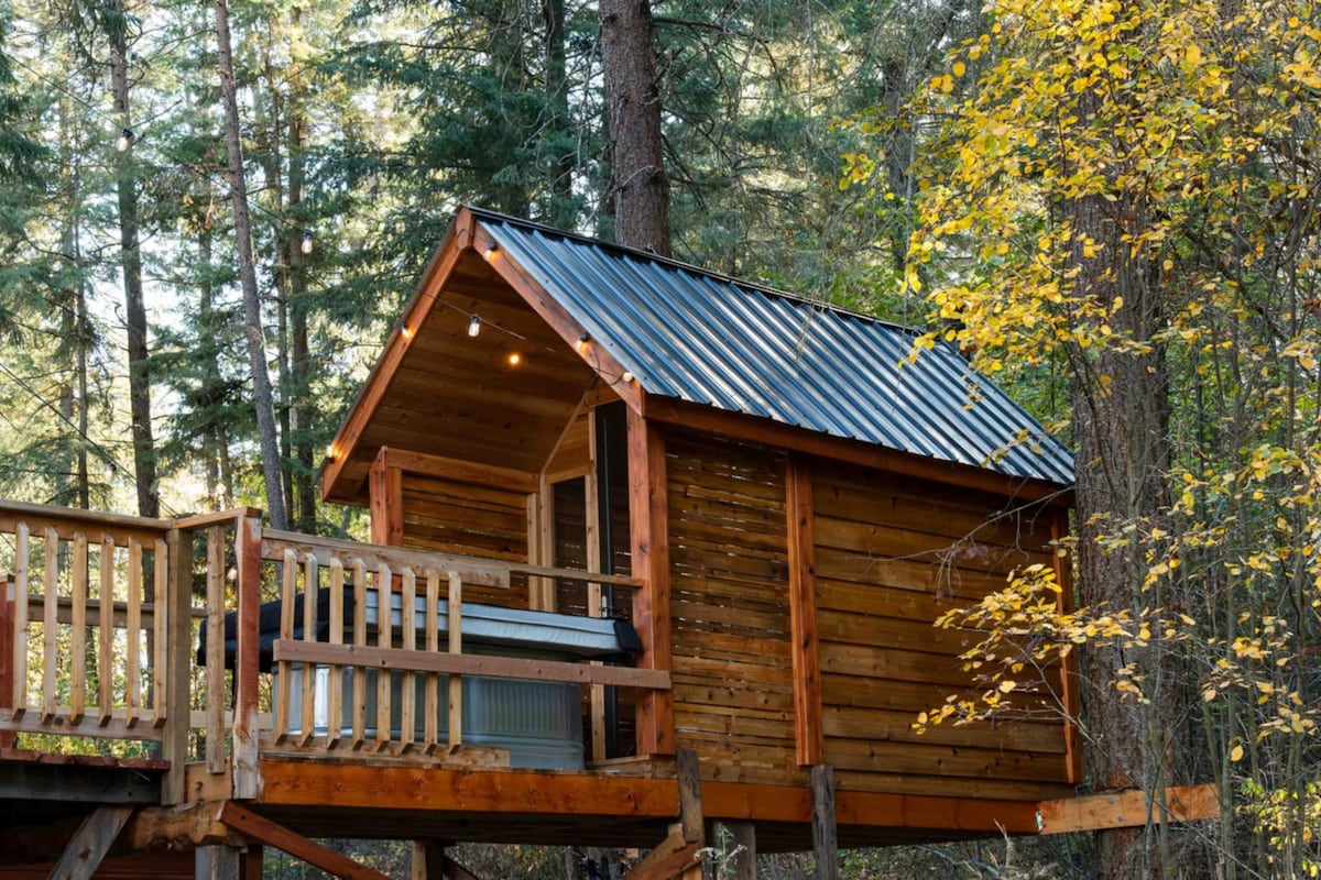 Okanagan Treehouse at dusk
